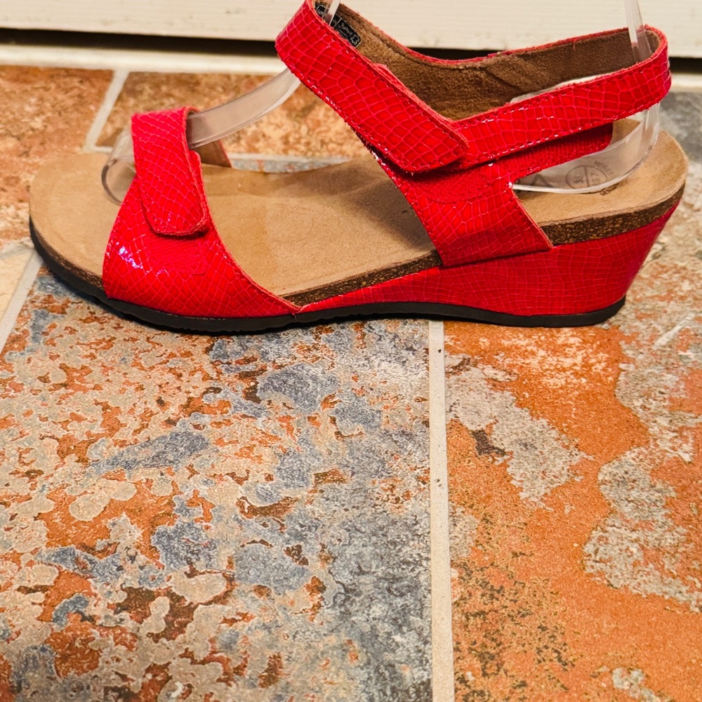 🌹Sassy Wedge, Made In Spain Vionic Ortho Red Leather Women's Adjustable Sandals! - Picture 7 of 14